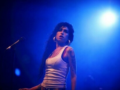 Amy Winehouse, in a concert