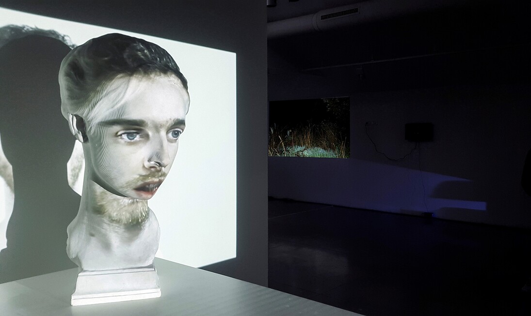 Mustafa Sabbagh, DPI – Darkness Per Inch
veduta dell’installazione, 2016
video-mapping su scultura in gesso, dimensioni ambientali
© mustafa sabbagh
