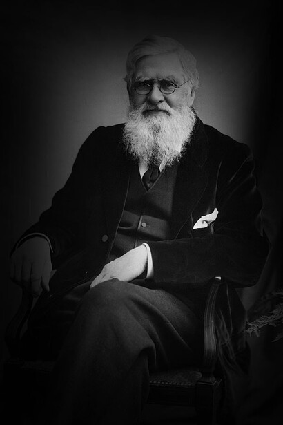 Alfred Russel Wallace, naturalista, explorador, geógrafo, antropólogo y biólogo británico, formuló una teoría de evolución a través de la selección natural independiente de la de Darwin