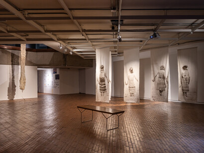 Julieth Morales, Namui nu pirꝋ [Nuestro territorio], vista de exhibición. Cortesía de MAMBO