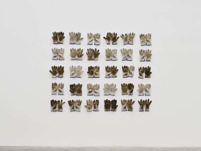 Héctor Zamora, Ordem e Progresso, 2017, 30 pairs of gloves, Variable dimensions. Courtesy of the artist and Luciana Brito Galeria, Photo by Roberto Apa