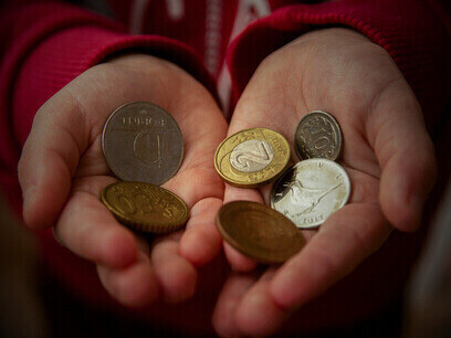 Personne ne devrait devoir compter ses pièces pour survivre. Rendre la pauvreté illégale, c’est garantir à chacun un revenu digne et une vie décente