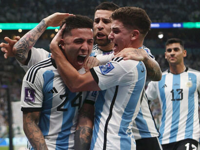 Jogadores argentinos se abraçam e comemoram um gol contra a equipe adversária durante a copa do mundo em 2022