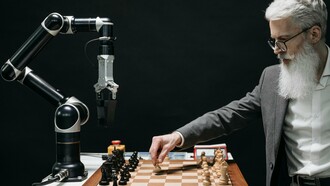 Un homme joue aux échecs avec une machine représentant une lutte entre l'intelligence humaine et l'intelligence artificielle
