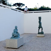 Patio de esculturas, vista de exhibición. Cortesía del Museu Oscar Niemeyer