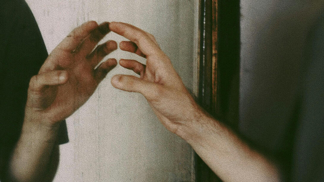 Se pasean de espejo en espejo. En su salsa de olla a presión se relamen por una probada, pero ellas no tienen acceso, solo pueden mirar y hablar en ese dialecto gitano inteligible