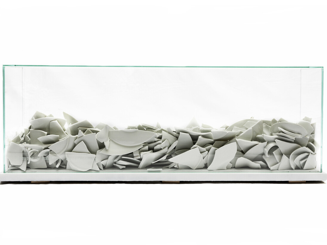 Géraldine Cario, Gustie à Berlin, 22 cm x 92 cm x 32 cm (36,2 inches x 8,7 inches x 12,6 inches), Porcelaine, bois, verre, 2012