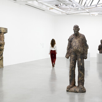 Hans Josephsohn, Josephsohn, vu par Albert Oehlen, vue de l'exposition. Avec l'aimable autorisation du Musée d'Art Moderne de Paris