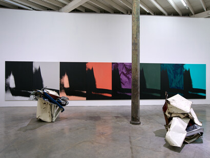 Varios artistas, Penumbra: Dia art foundation, vista de exhibición. Cortesía de Fundación Proa