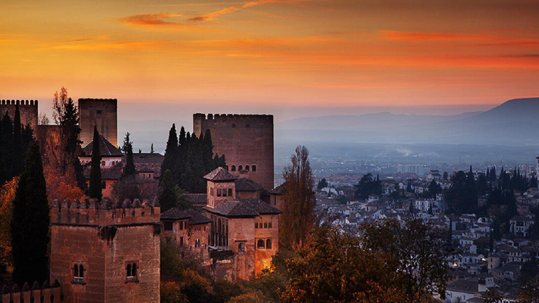 La Alhambra (Granada). El palacio vigila la ciudad desde la altura
