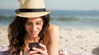 Chateando con el móvil en la playa
