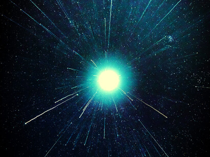 Una esfera de luz en medio de la oscuridad. La conciencia universal se expresa en la sabiduría universal que se alcanza por medio de la educación