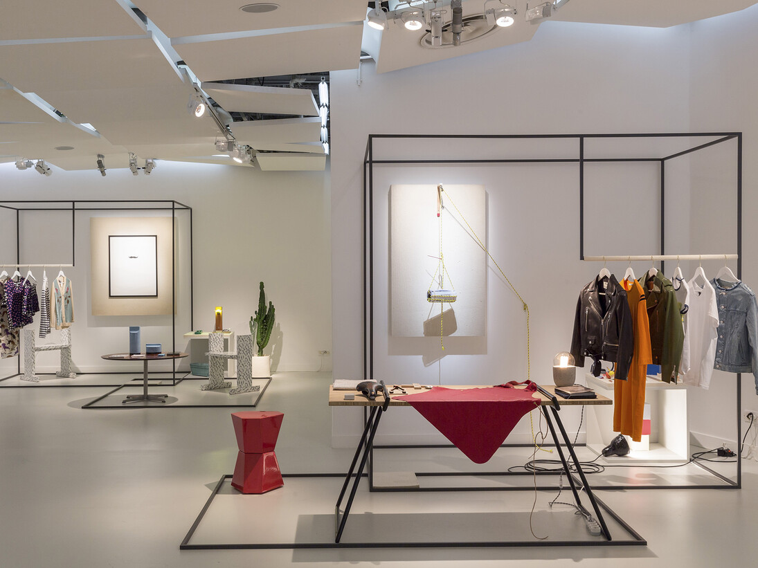 Multiple de Pier Stockholm, "The Weight of References", (Sculpture), 2015, Multiple de Rafaël Rozendaal, "21 Moustaches", 2003. Vue de l’exposition Idées Multiples, Galerie des Galeries, 2015 © Thibaut Voisin