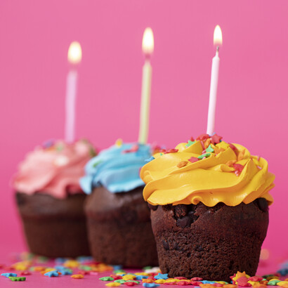 Tradiciones como pedir deseos, compartir el pastel y estrenar algo nuevo convierten el cumpleaños en un ritual simbólico de abundancia, gratitud y nuevos comienzos