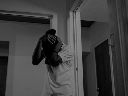 Agorafobia. É uma fobia de medo de estar num show, palestra, ônibus lotado