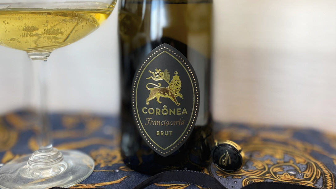 L'etichetta del Franciacorta Coronea DOCG nasce da un lungo percorso di riflessione identitaria, nel quale grafica, filosofia aziendale e simbolismo si fondono in un unico progetto
