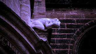 Wasserspeier an der Fassade einer gotischen Kirche