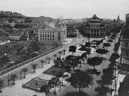 A construção da Cinelândia, na antiga Praça Marechal Floriano, entre as décadas de 1920 e 1930, revela a transformação do centro do Rio de Janeiro. Ao fundo, aparecem o então Conselho Municipal, atual Palácio Pedro Ernesto, e o Theatro Municipal, símbolos da nova paisagem urbana que se consolidava na região