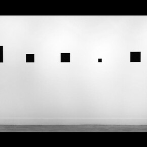 Reynier Leyva Novo, Destino manifesto, El peso de la Tierra (Manifest Destiny, The Weight of the Land), 2016-2023, lithographic ink on wall, text. Courtesy of the artist and Lisa Sette Gallery