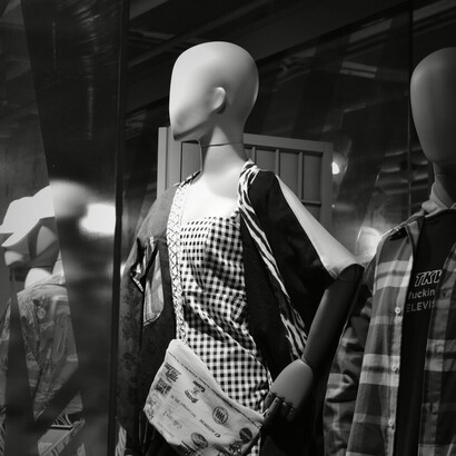 Figées entre classicisme et modernité, les silhouettes deviennent le reflet d’une mode qui cherche moins à provoquer qu’à structurer