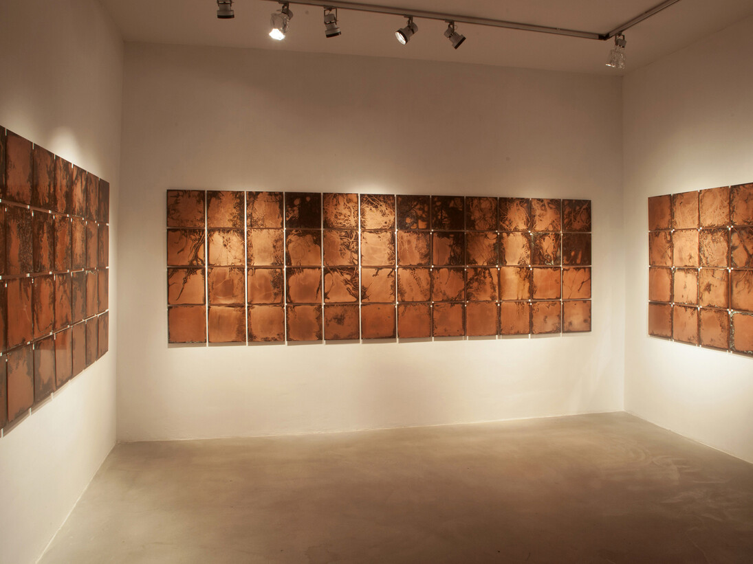 Federico Gori, Underground, 2015, incisioni e ossidazioni naturali su rame, dimensioni ambientali, veduta dell’installazione, Palazzo Fabroni, Arti Visive Contemporanee, Pistoia 2015. photo credits: Bärbel 