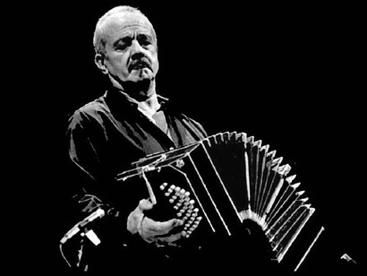 Astor Piazzolla toca bandoneon em ritmo de jazz e tango em concerto na cidade de Buenos Aires, Argentina