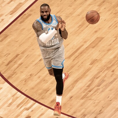 LeBron James est un joueur professionnel de basket-ball qui joue actuellement pour les Los Angeles Lakers de la National Basketball Association