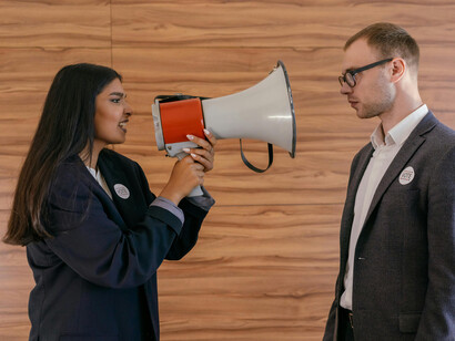 Descubra o verdadeiro significado da discussão e seu papel na sociedade. Entenda como argumentos e debates podem promover o desenvolvimento do conhecimento diversificado