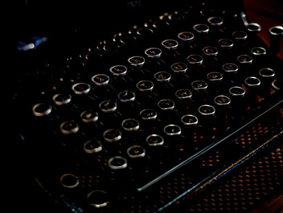 La società letteraria italiana ormai è da decenni in gran parte solo un immenso ballo in maschera 