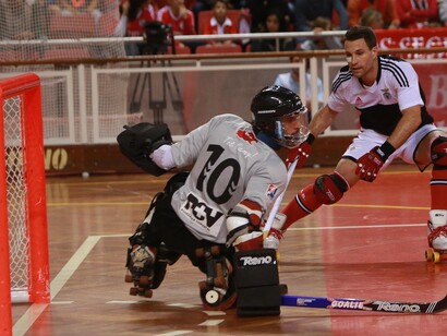 Hóquei em Patins. O goleiro evita um gol