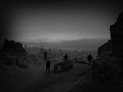 Grupo de hombre mira la ciudad desde las montañas en un atmosfera distópica