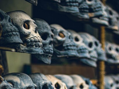 A narrativa do sacrifício de Isaac (Gênesis 22), tradicionalmente conhecida como Aqedah (a “ligadura”), ocupa um lugar axial na tradição judaico-cristã justamente por articular, em forma mítica, a suspensão do sacrifício humano e sua substituição por uma vítima animal. Do ponto de vista historiográfico e antropológico, esse episódio não deve ser lido apenas como um relato edificante de obediência ou fé, mas como um mito de transição, que reelabora práticas sacrificiais arcaicas à luz de novas formas de ordenamento religioso e social