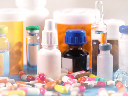 Los medicamentos, y mucho menos una vacuna contra una pandemia, no son una mercancía cualquiera que deba regirse por el mercado, son un elemento clave para mantener la salud de las personas y la economía mundial