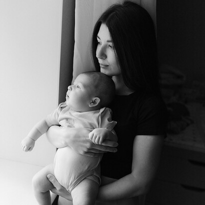 Mulher e bebê. Há mães que por nada deixam a sua essência, tratam da maternidade como um detalhe da sua vida