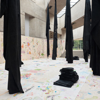 Oscar Murillo, Espíritus en el pantano, vista de exhibición. Cortesía del Museo Tamayo