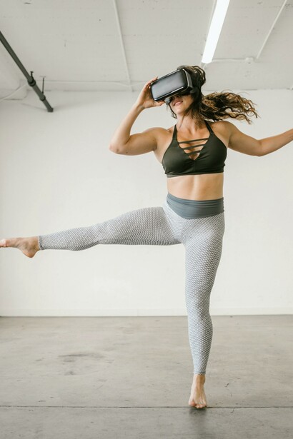 Mulher dança na realidade virtual