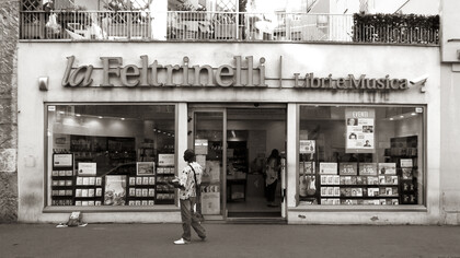 La fotografía de un amigo frente a una librería italiana se convierte en la puerta de entrada a una historia de espionaje, financiamiento clandestino y lucha guerrillera en la Venezuela de la Guerra Fría