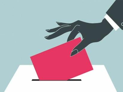 Depositando un voto en una urna