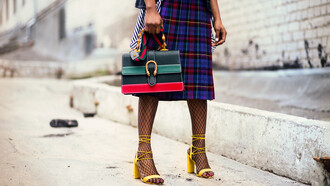 Moda, tendenze A/I 2023. Questa stagione si distingue per il ritorno di uno stile sofisticato e di classe, con un focus su capi iconici che resistono al passare del tempo. Nel guardaroba  solo capi di qualità che si contrappongono così alla sbagliata abitudine della moda “usa e getta”, ultimamente oggetto di discussione per il suo carattere fugace e inquinante