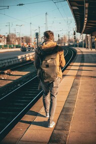 Homem caminha por estação de trem. Quando falo em viagem, não me refiro a apenas uma viagem para outro país, mas uma viagem às vezes para uma cidade vizinha, para outro estado, uma viagem que faça em apenas um dia ou faça em um final de semana, em um feriado ou mesmo em duas semanas