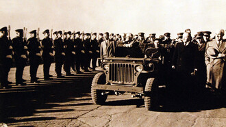 Conferencia de Yalta (Crimea, Rusia), del 4 al 11 de febrero de 1945. El presidente Franklin D. Roosevelt en un jeep pasa junto a la Guardia de Honor rusa. La historia demuestra que los conflictos armados nunca cesan del todo y que el poder de unos pocos continúa definiendo el destino de millones