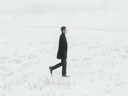 La surveillance et la punition exercées par les institutions reflètent les théories de Foucault sur le pouvoir et la société
