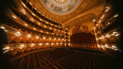 Três peças, três mundos e uma mesma alegria: lembrar como o teatro infantil nos devolve a imaginação que um dia coube inteira nas mãos das crianças que crescemos assistindo crescer