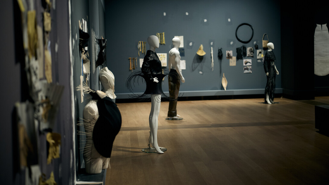 Fashion x craft: echoes of tomorrow, ausstellungsansicht. Mit freundlicher genehmigung der Gemäldegalerie