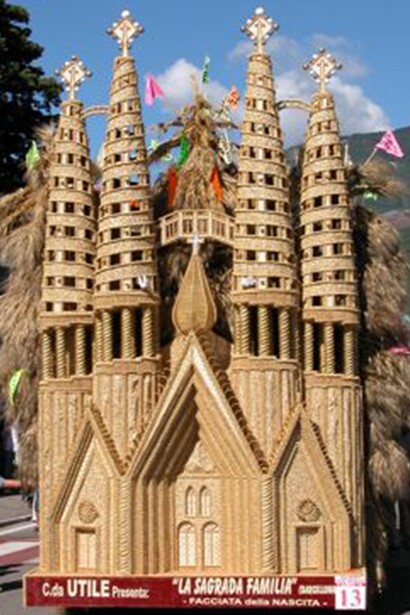 Durante la festa, spettacolari carri allegorici decorati interamente con spighe e chicchi di grano sfilano per le vie del paese, espressione di straordinaria maestria artigianale. Uno dei carri delle edizioni passate della Festa del Grano di Foglianise (BN), Italia