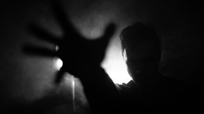 Nefarius te mira, silencioso, con una sonrisa lujuriosa