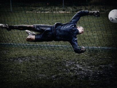 Joven portero se lanza a por la pelota