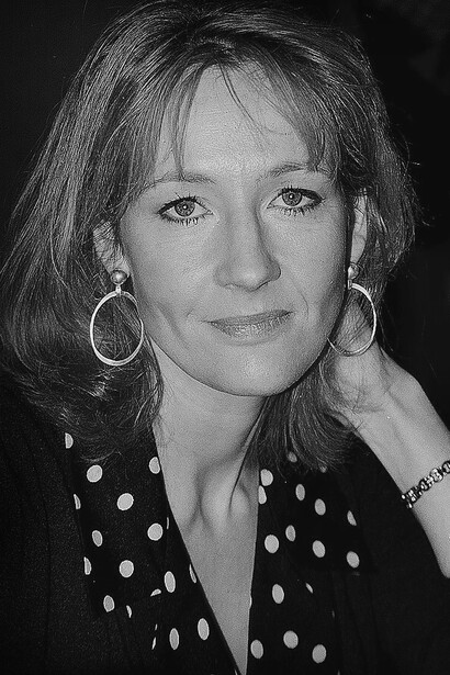 J. K. Rowling. Algunos escritores descubren la historia mientras la escriben, mientras que otros prefieren definir cada detalle de antemano para evitar incoherencias