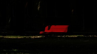 La violenza sulle donne non è un fatto privato, è una violazione dei diritti umani che riguarda tutta la società. Un invito a non voltare lo sguardo di fronte a questa piaga sociale. La panchina rossa è simbolo di lotta alla violenza di genere