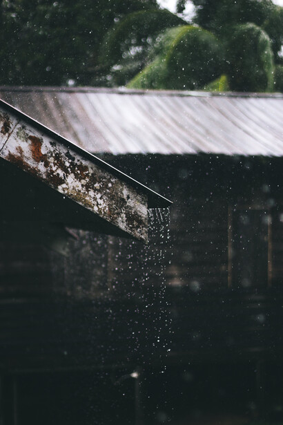 Barulho de chuva caindo na telha de casa